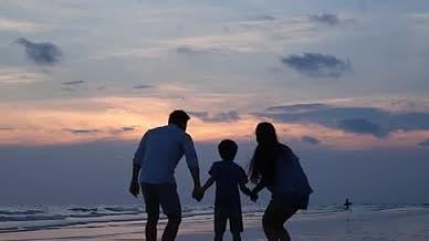 晚霞海边一家人温馨场面4K拍摄视频的预览图